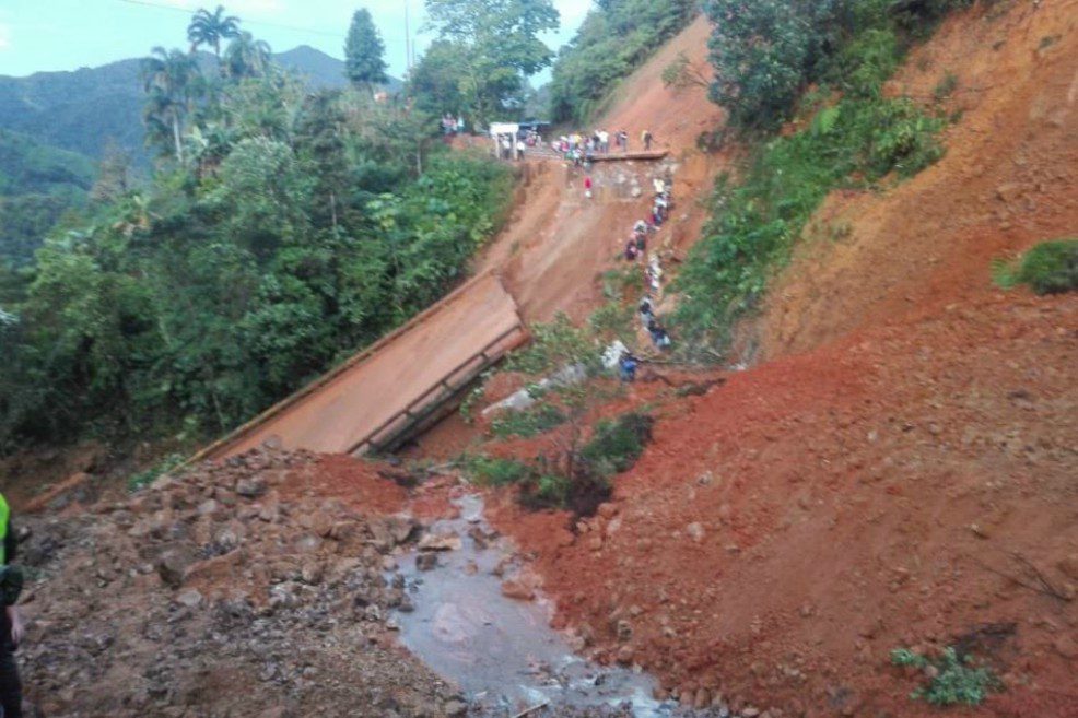 Tras colapso de puente