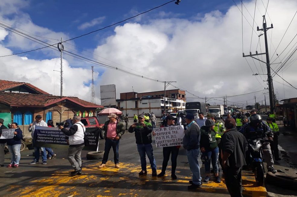 Comerciantes y habitantes de Valdivia protestan por derrumbe en la zona