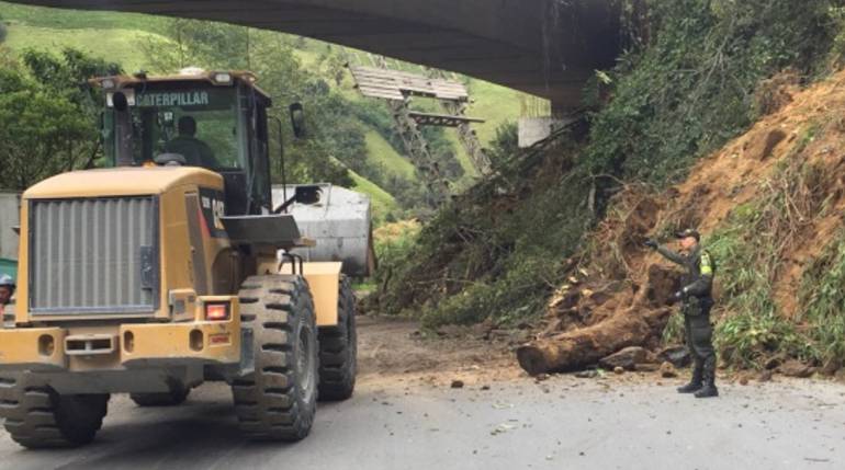 Este jueves se realizarán cierres en la vía hacia el Alto de la Línea Más de 15 horas se han tenido con paso restringido.