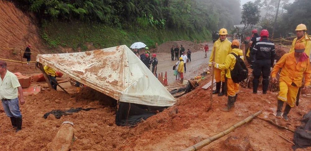 Vía Neiva-Florencia Cerrada por deslizamiento en el sector de Los Lagos