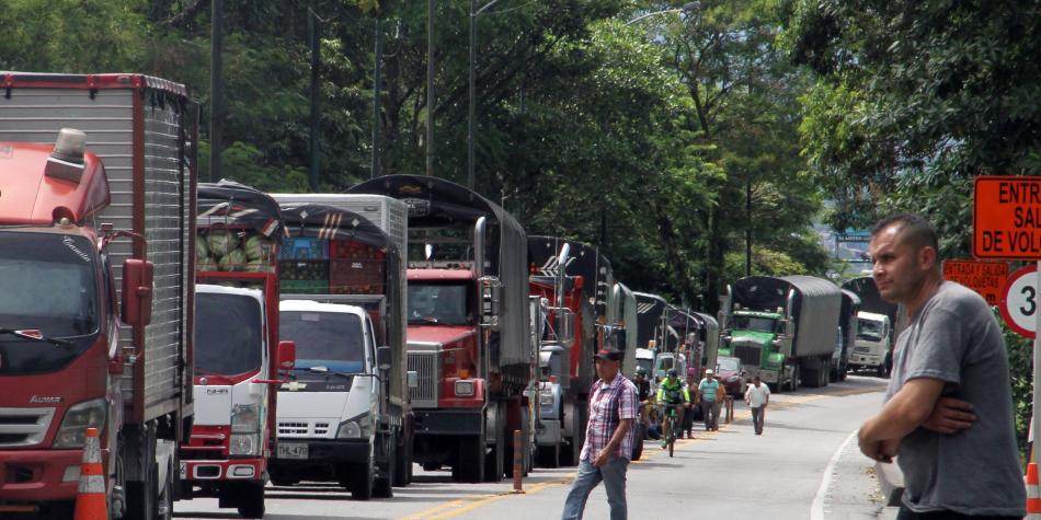 Continuos deslizamientos tienen bloqueada la vía Bogotá-Villavicencio