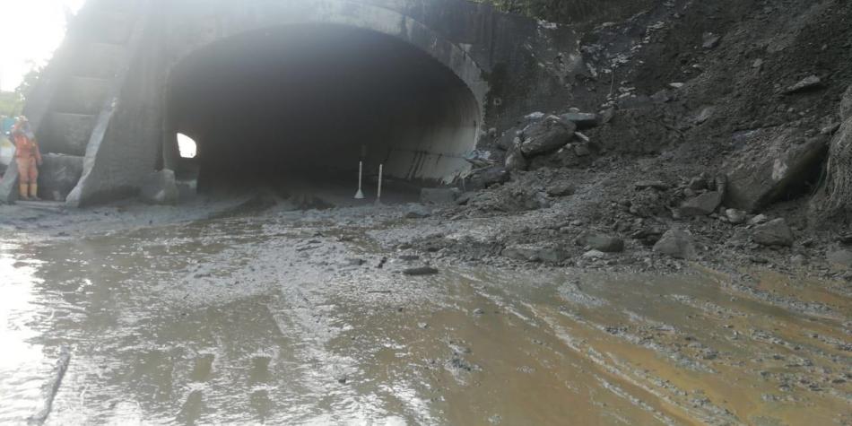 Pasos alternos en la vía al Llano por deslizamiento en kilómetro 64