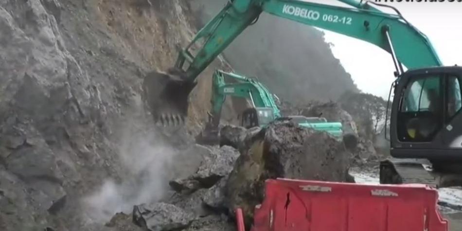 Vía Cauca - Huila cerrada por caída de toneladas de piedra