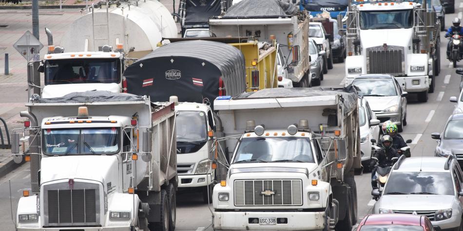Vehículos de carga saturan Avenida carrera 30 en Bogotá