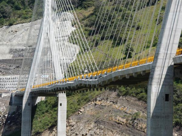 Puente con bordes de acordeón esta es la defensa de la constructora