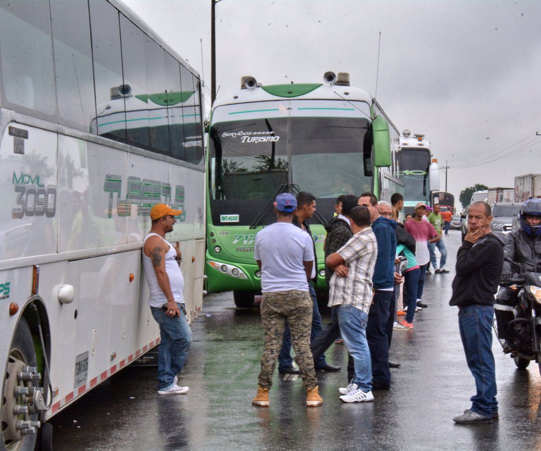 Gobierno habilitó vía alterna y puente aéreo humanitario