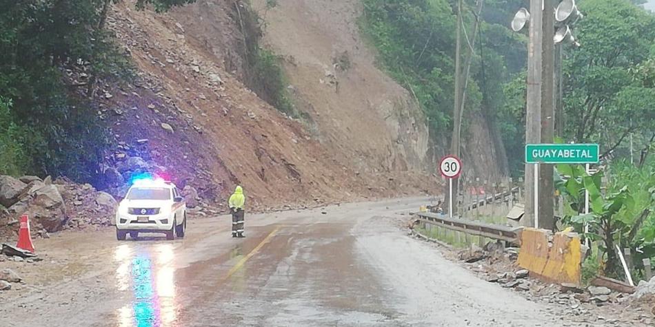 Cierran nuevamente la vía al Llano por caída de piedras