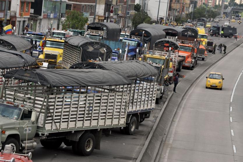 Alza histórica en precio del dólar 'golpea' al transporte de carga en Colombia