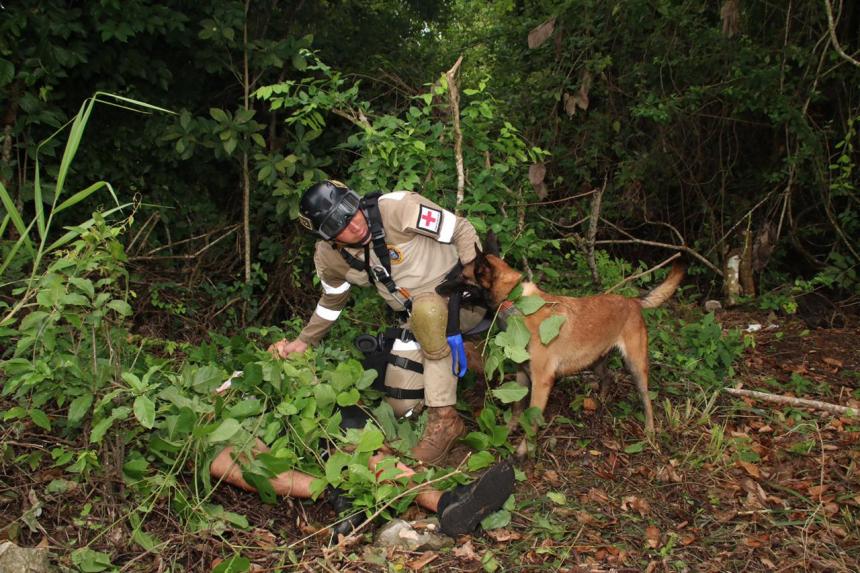 Con simulacro de tsunami, marines enseñan en Colombia sobre rescate en tragedias
