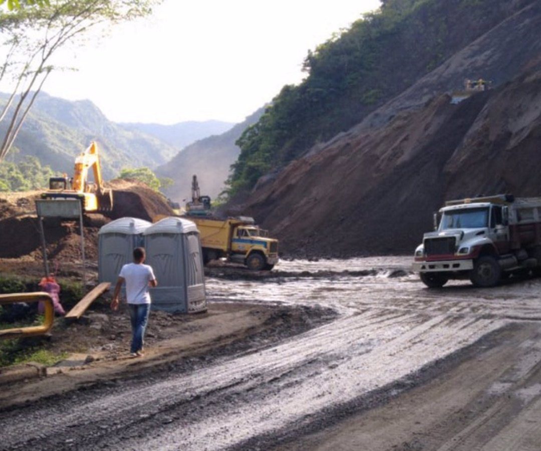 Han removido 81% del derrumbe de la vía entre Bogotá y Medellín. Invías confirmó que han sacado más de 42.316 metros cúbicos de escombros