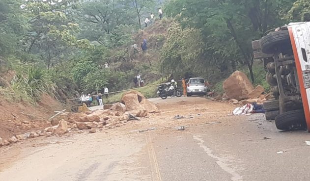 Roca se desprendió y cayó sobre bus en Tolima un muerto y 16 heridos