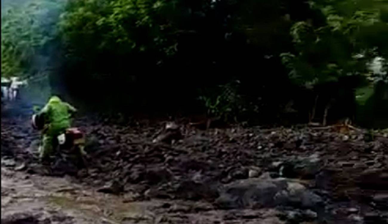 Cerrada la vía Medellín-Urabá por derrumbe. El deslizamiento ocurrió en el sector de Peñas Blancas, kilómetro 26+000