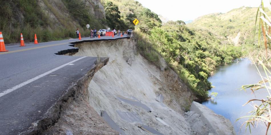 “Nos dejaron la carretera La Plata – El Pital dañada”. La representante de la Asociación de Camioneros de Colombia para el Huila y suroccidente del país