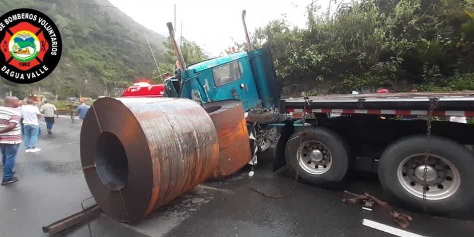 Derrumbe y accidente ponen en jaque vía de Buga a Buenaventura