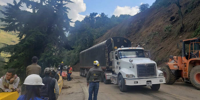 INVÍAS habilita paso a un carril en la vía Cajamarca-Calarcá, tras derrumbe en sector La Paloma