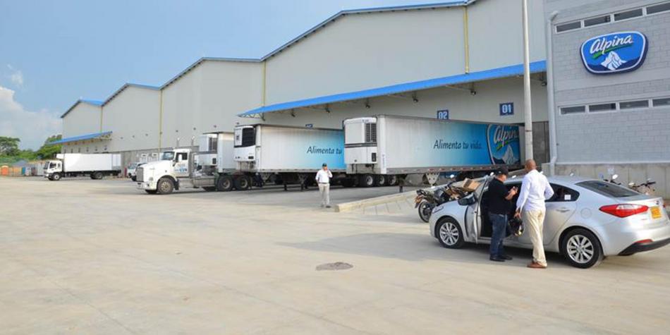 Peripecias de Alpina en sus 75 años para mover leche por todo el país