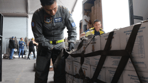 Ayudas humanitarias son transportadas por su Fuerza Aérea