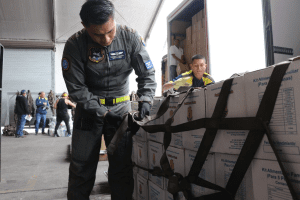 Ayudas humanitarias son transportadas por su Fuerza Aérea