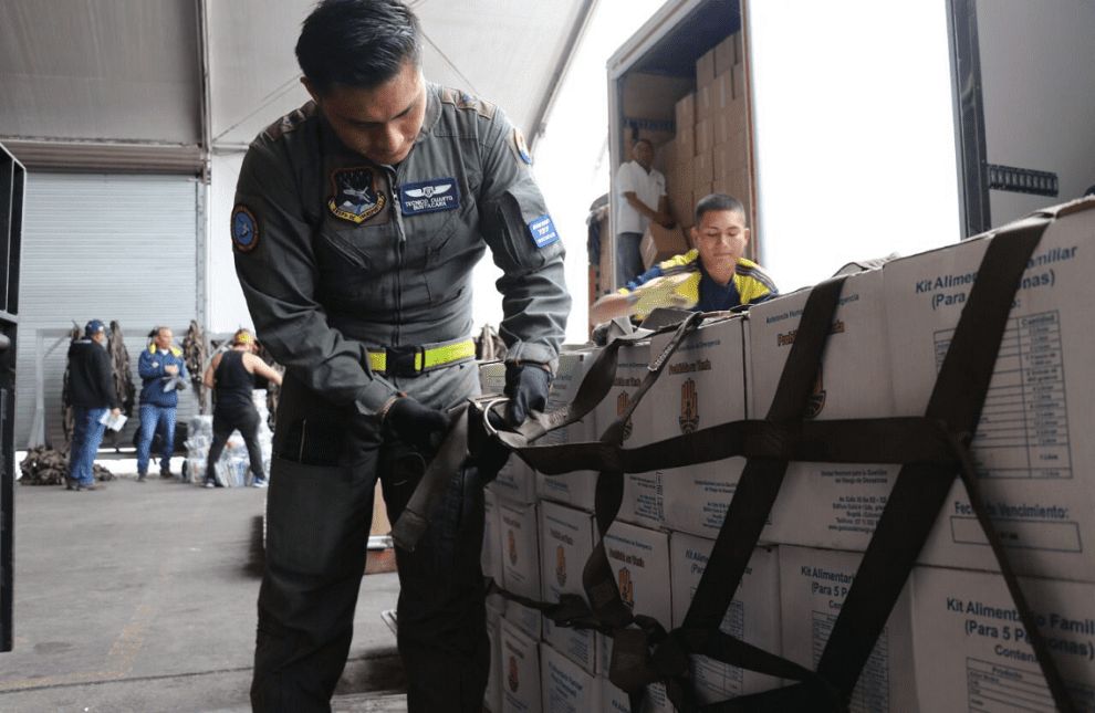 Ayudas humanitarias son transportadas por su Fuerza Aérea