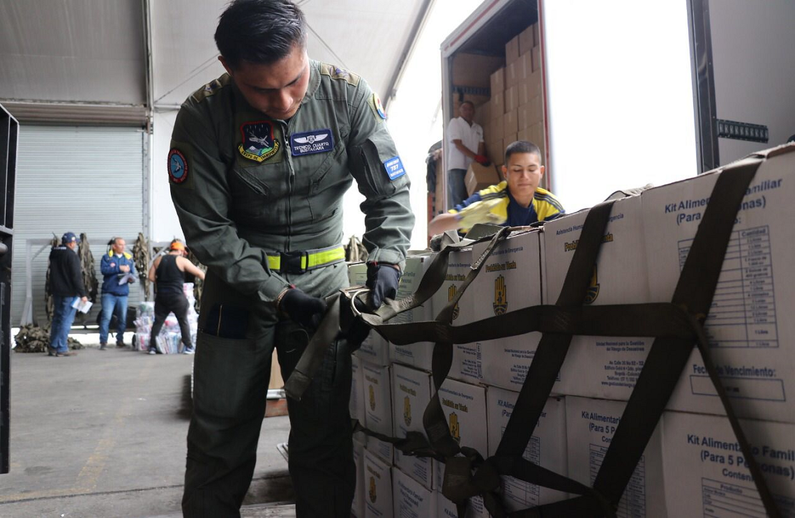 Ayudas humanitarias son transportadas por su Fuerza Aérea