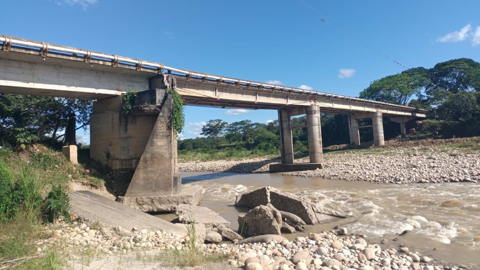 Invías atiende emergencia en el puente Ramón Basurto