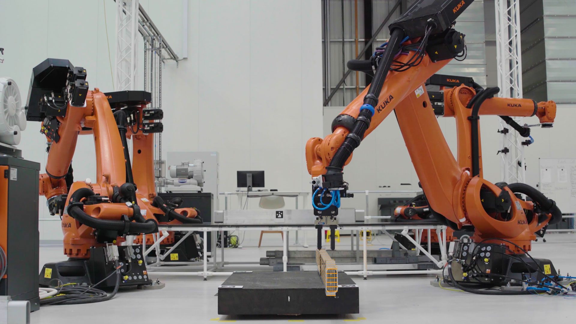 La empresa que fabrica maquinaria basada en robótica industrial en Colombia  