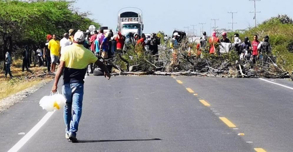 Transportadores de turistas bloquean la troncal del Caribe en La ...