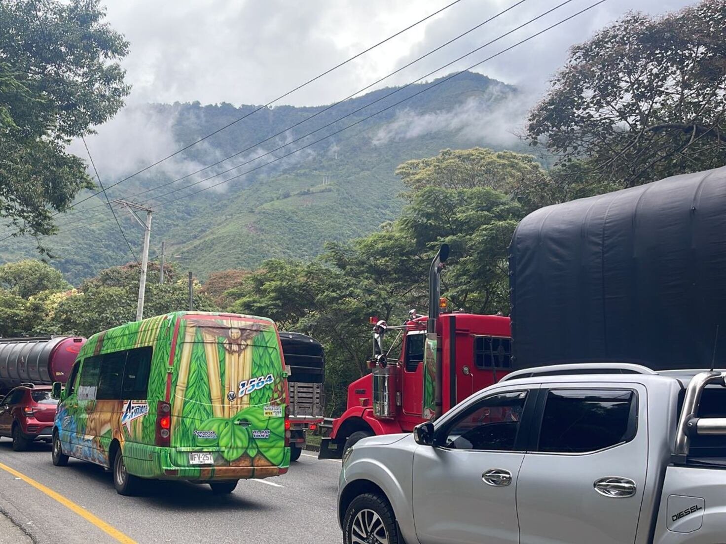 Cierre total en la vía al Llano por aparatoso accidente de tránsito ...