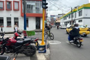 Secretaría de Tránsito y Transporte avanza en la instalación de semáforos peatonales en la calle 1